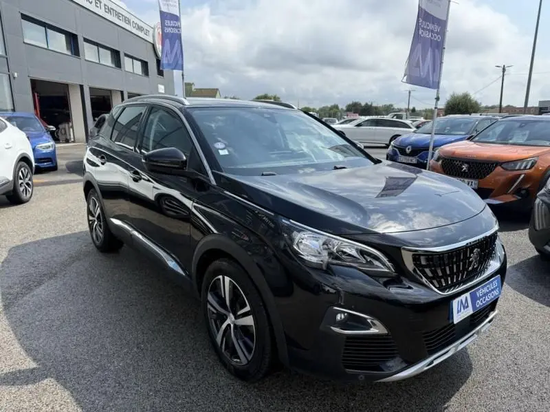 Peugeot 3008 noir vue 3/4 avant droit, avec calandre distinctive et jantes alliage, stationné en extérieur.
