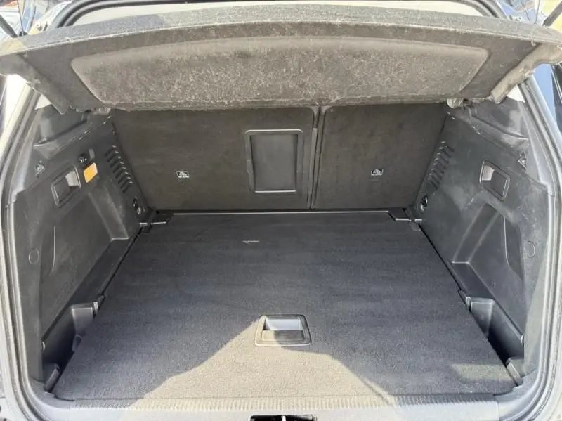 Coffre ouvert vu de l'arrière du Peugeot 3008 noir 2018, montrant un espace de chargement propre et spacieux.