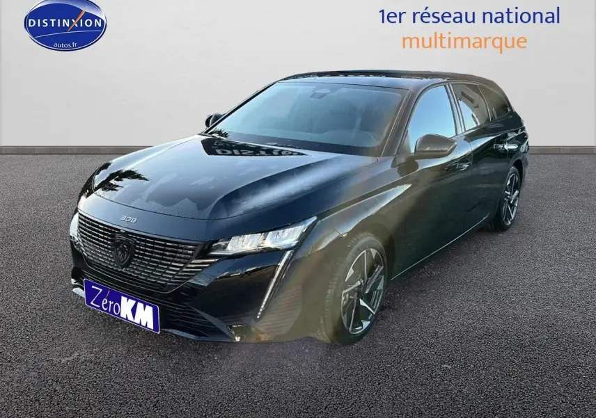 Peugeot 308 SW noir perle vue 3/4 avant droit avec jantes alu et phares LED allumés.