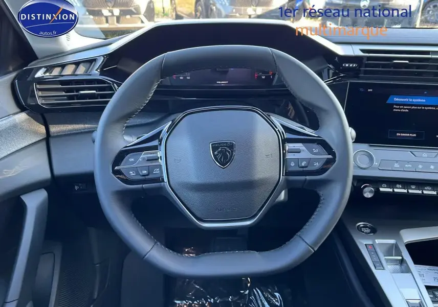 Vue frontale du volant multifonction noir du Peugeot 308 SW 2025 avec tableau de bord et écran tactile visibles.