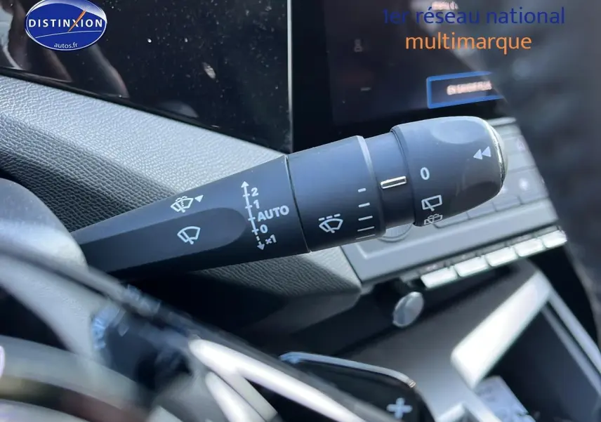 Gros plan sur la commande d'essuie-glace à gauche du volant dans l'habitacle d'une Peugeot 308 SW noir perle 2025