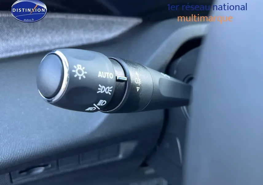 Gros plan sur la commande des phares automatique dans l'habitacle d'une Peugeot 308 SW noir perle 2025.