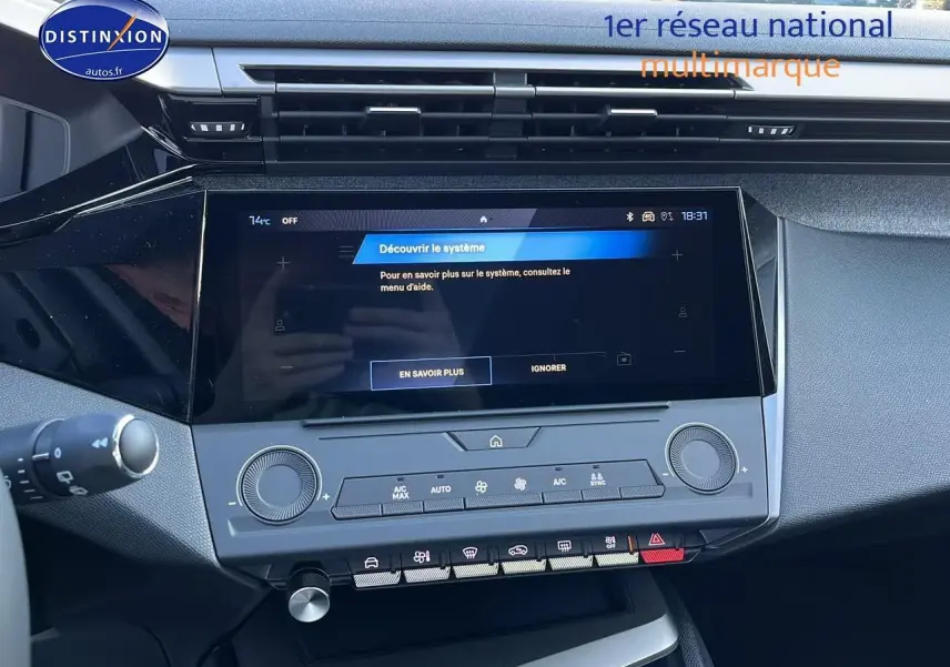 Tableau de bord avec écran tactile et commandes climatisation de la Peugeot 308 SW 2025 noir perle, vue intérieure frontale.