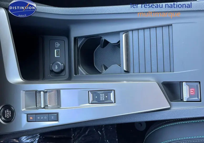 Console centrale avec commandes de boîte automatique et bouton start/stop dans une Peugeot 308 SW noire perle 2025.