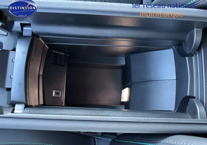 Vue plongeante sur le rangement central avant noir avec prise USB du Peugeot 308 SW 2025 noir perle