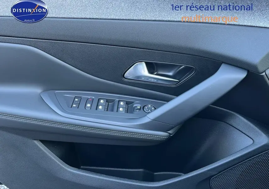 Gros plan sur la porte avant gauche noire avec commandes électriques et poignée intérieure argentée du Peugeot 308 SW 2025.