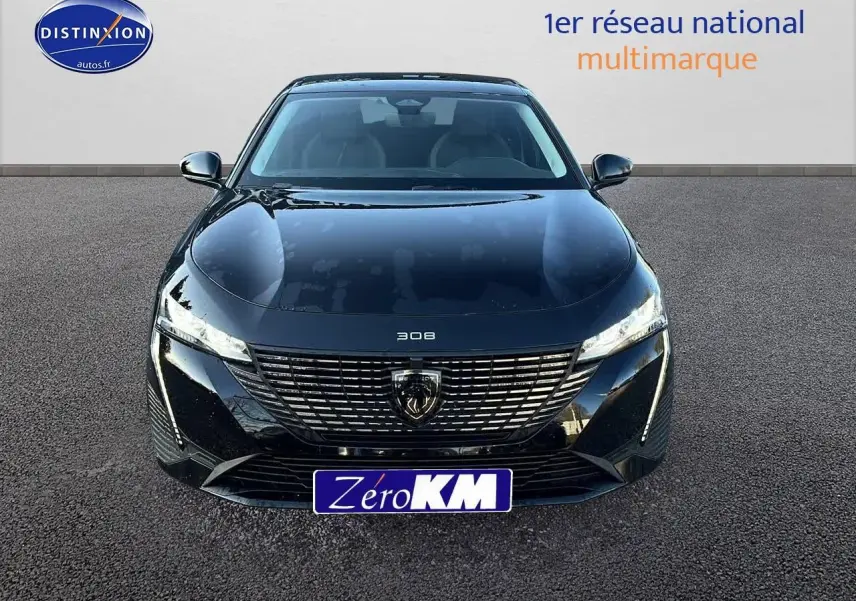 Vue avant d'une Peugeot 308 SW noir perle avec calandre moderne et phares LED fins visibles sur fond gris.