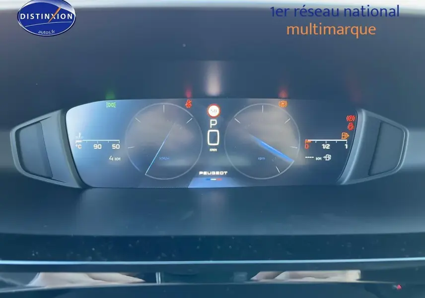 Tableau de bord numérique du Peugeot 308 SW 2025 affichant vitesse, régime et jauge carburant en vue frontale.