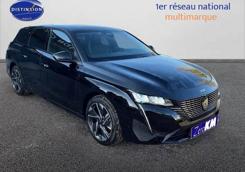 Peugeot 308 SW noir perle vue 3/4 avant droit avec jantes alu et calandre distinctive Peugeot.