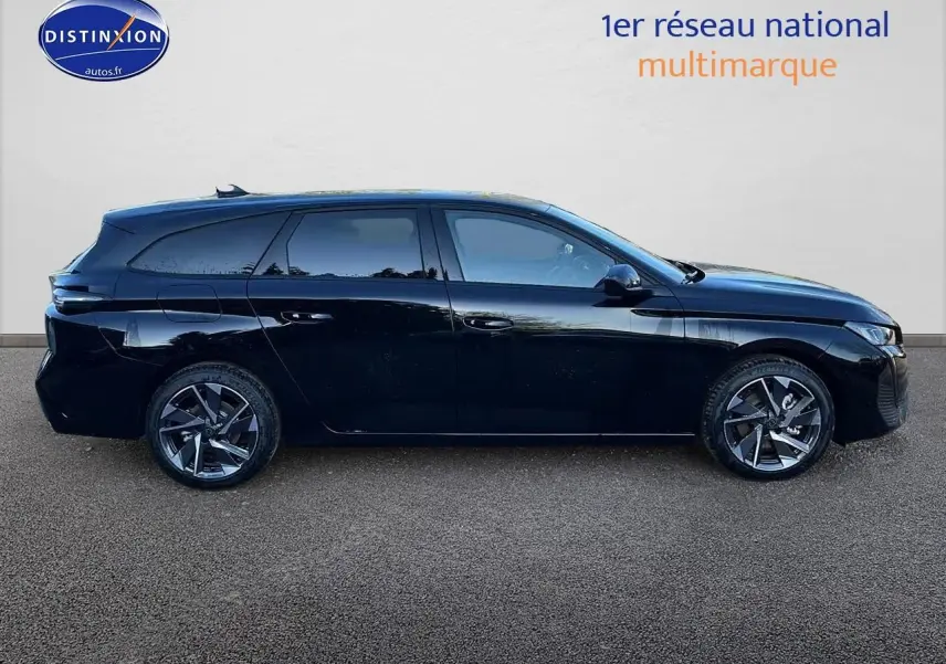 Profil côté gauche d'une Peugeot 308 SW noire perle 2025 avec jantes alliage au design moderne.