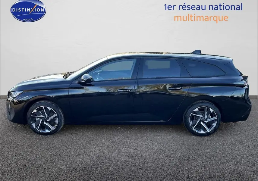 Profil côté gauche d'une Peugeot 308 SW noir perle 2025 avec jantes alliage et vitres arrière surteintées.
