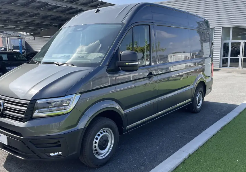 Vue 3/4 avant droit d'un Volkswagen Crafter Van gris Indium métallisé avec phares LED et jantes acier.