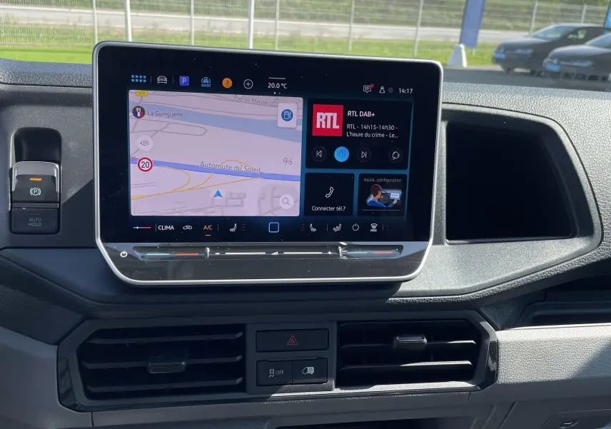 Vue rapprochée de l'écran tactile 10,4'' du système de navigation Discover Média dans le tableau de bord du Volkswagen Crafter gris Indium.