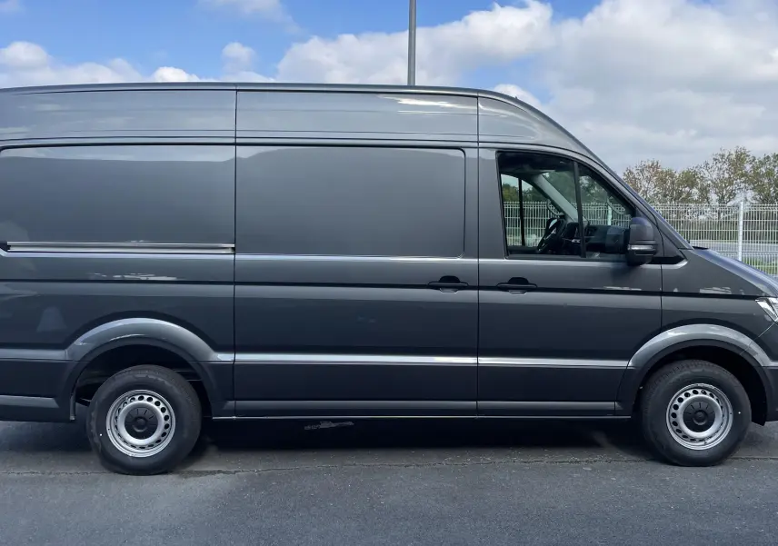Profil droit d'un utilitaire Volkswagen Crafter Van gris Indium 2025 avec carrosserie haute et roues acier.
