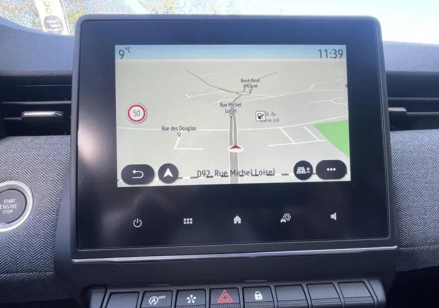 Écran tactile central affichant la navigation GPS dans l'habitacle d'une Renault Clio Gris Rafale 2025.