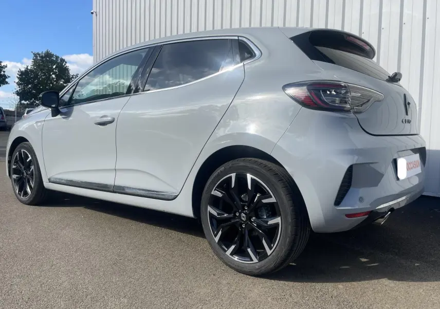 Vue 3/4 arrière droite d'une Renault Clio Gris Rafale avec jantes alliage diamantées 17 pouces et entourage aluminium des vitres.