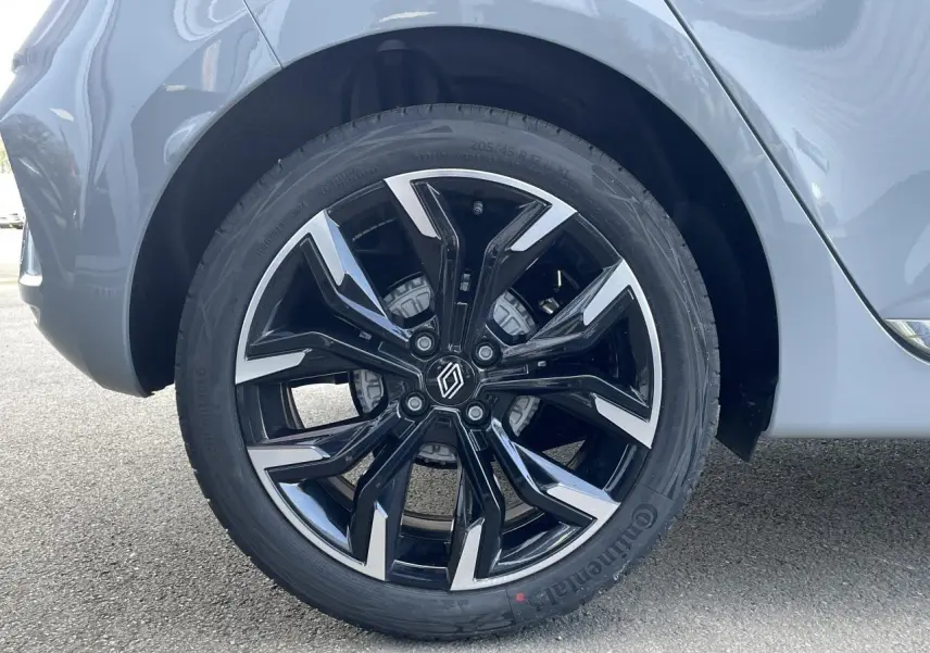 Gros plan sur la jante alliage diamantée 17 pouces noire et argent de la Renault Clio Gris Rafale côté arrière droit.