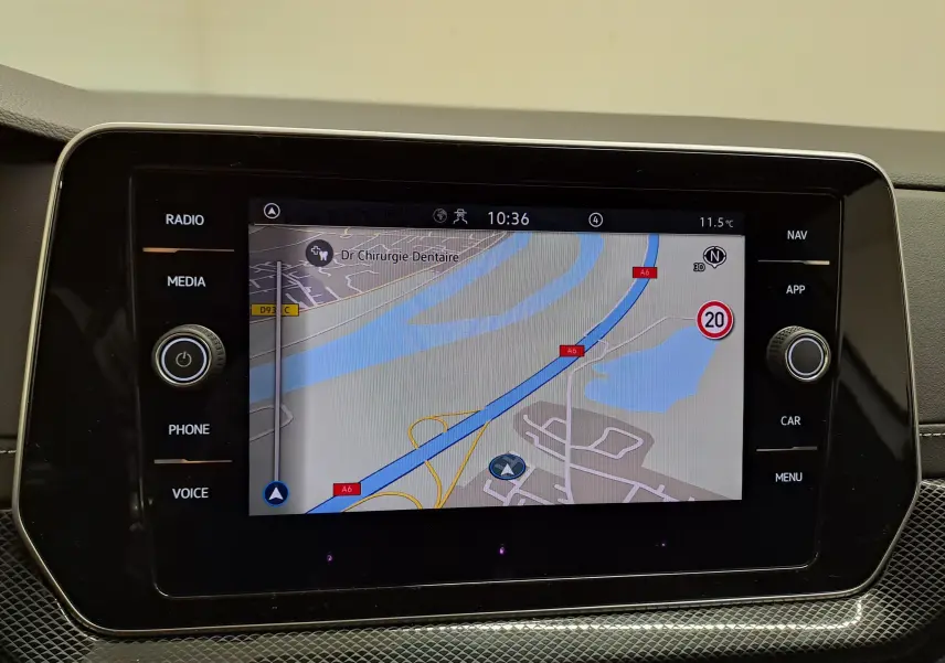 Écran tactile central du Volkswagen T-Cross 2025 affichant la navigation avec carte et boutons de commande autour.