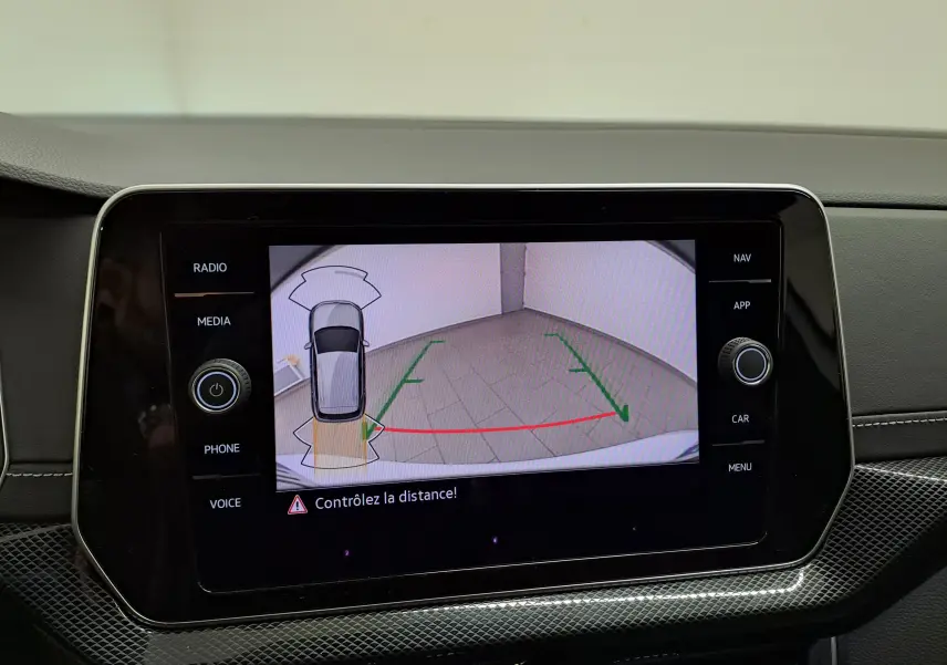 Écran central montrant la caméra de recul avec vue aérienne du Volkswagen T-Cross blanc pur R-Line Edition 2025.