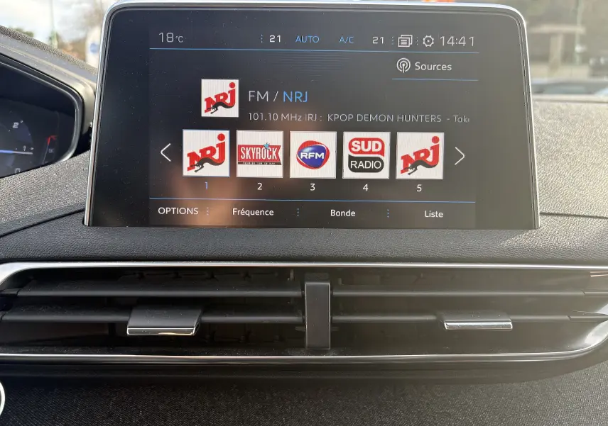 Écran tactile central du Peugeot 3008 II 1.5 BlueHDi 130 Active de 2019, affichant les stations radio, avec tableau de bord noir.