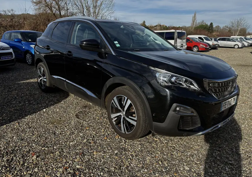 Peugeot 3008 noir en 3/4 avant droit sur parking, avec jantes alliage et calandre au design moderne.