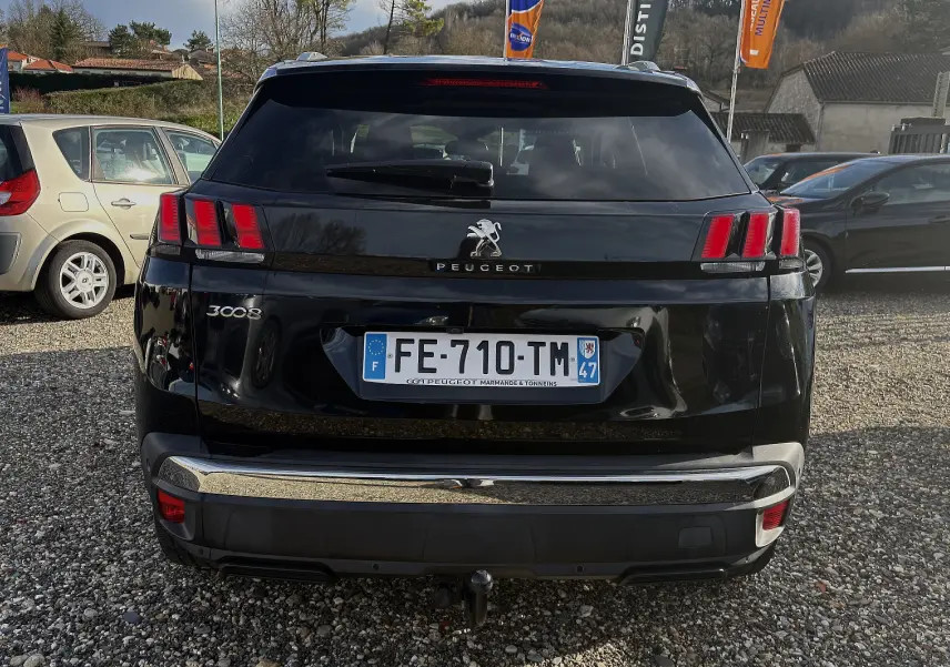 Vue arrière d’un Peugeot 3008 noir de 2019 avec feux caractéristiques et attelage visible sur un parking extérieur.