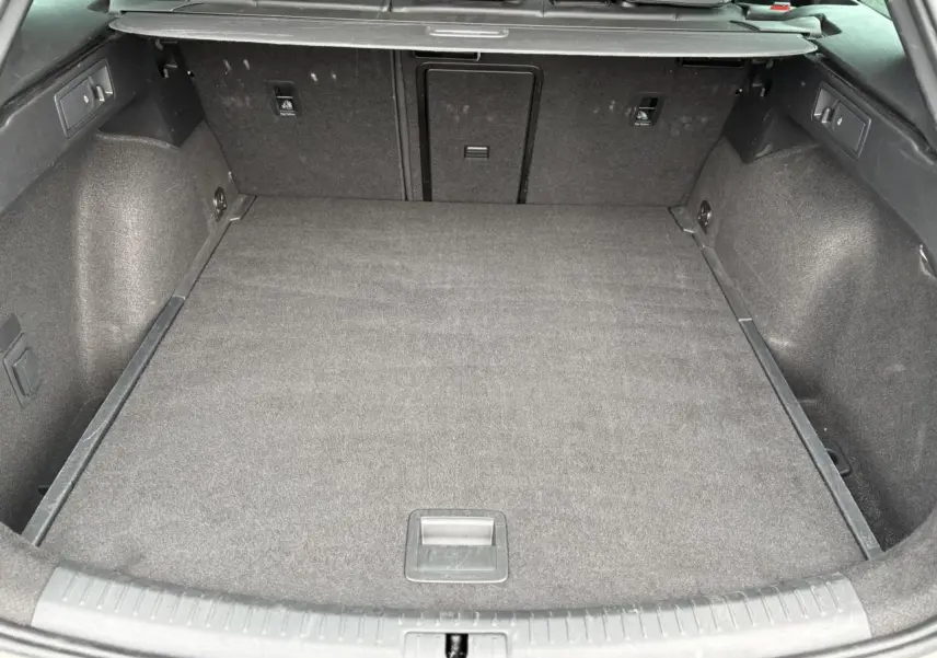 Vue intérieure du coffre spacieux et tapissé en gris foncé de la CUPRA LEON ST 1.5 e-TSI 150 DSG, version 2025.