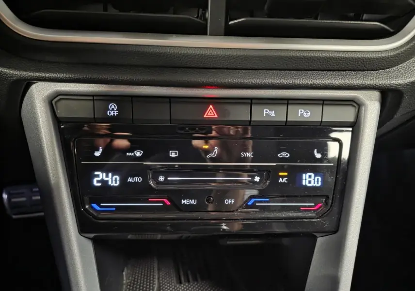 Panneau de commande de la climatisation bi-zone du Volkswagen T-Roc 2025, affichage digital avec boutons tactiles.