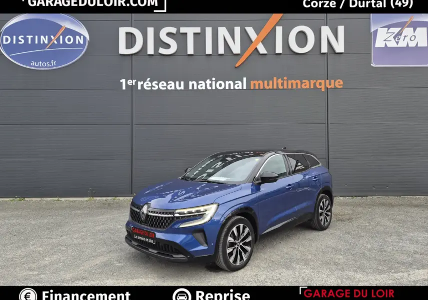 Renault Austral bleu 3/4 avant droit, toit noir, jantes alliage, face avant moderne avec phares LED distinctifs.