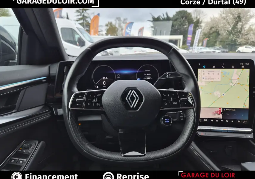 Vue intérieure centrée sur le volant cuir noir du Renault Austral 2023 avec écran tactile de navigation et tableau de bord numérique.