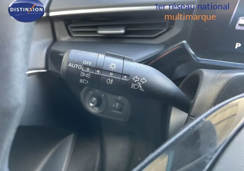 Gros plan sur la commande de feux et clignotants du MG3 1.5L Hybrid+ 2025, intérieur noir.