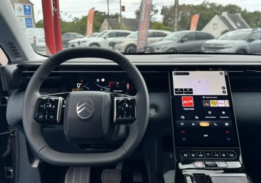 Vue intérieure frontale du tableau de bord et volant du Citroën C5 Aircross gris Platinium avec écran tactile vertical.