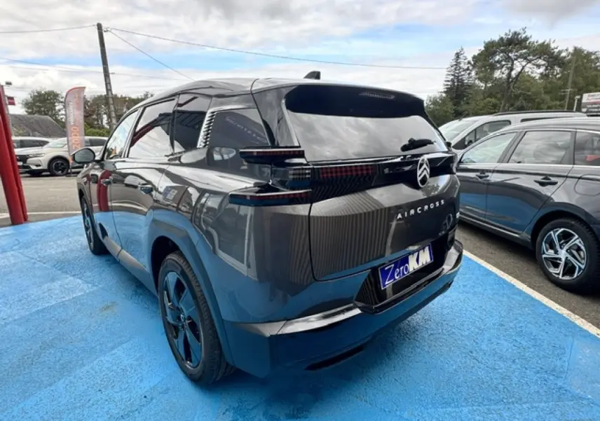 Vue 3/4 arrière droite du Citroën C5 Aircross gris Platinium avec feux arrière LED et jantes alu noires.
