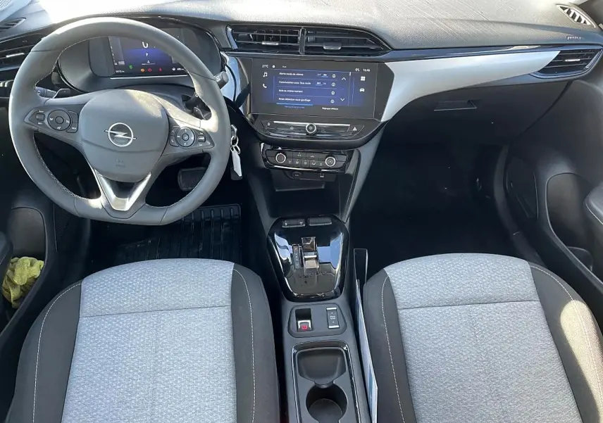 Vue intérieure avant de l’Opel Corsa 1.2 turbo gris, avec tableau de bord numérique et écran tactile central.