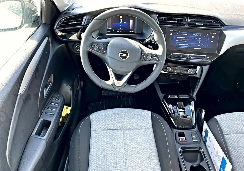 Vue intérieure avant de l’Opel Corsa 2025 avec volant multifonction gris et écran tactile central.