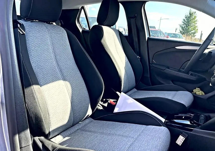 Vue intérieure côté conducteur de l’Opel Corsa 2025 avec sièges tissu gris Malwa et volant multifonction sport.