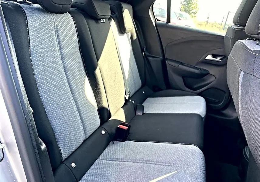 Vue intérieure côté droit des sièges arrière en tissu bicolore noir et gris de l’Opel Corsa 2025.