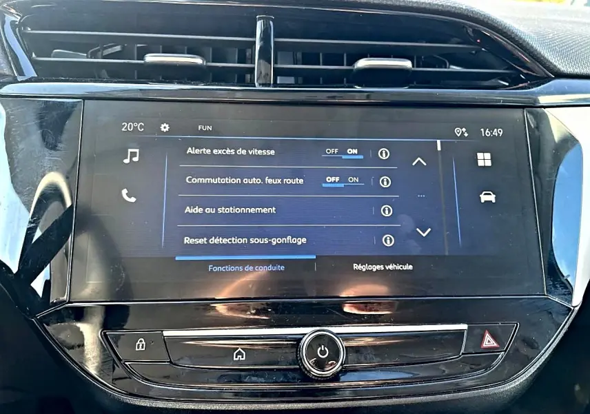 Écran tactile central de l’Opel Corsa 2025 affichant les réglages d’aide à la conduite, vue rapprochée intérieure.