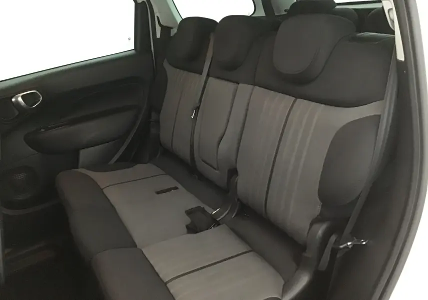 Vue intérieure côté gauche des sièges arrière gris et noirs d'une Fiat 500L blanche, version 7 places.