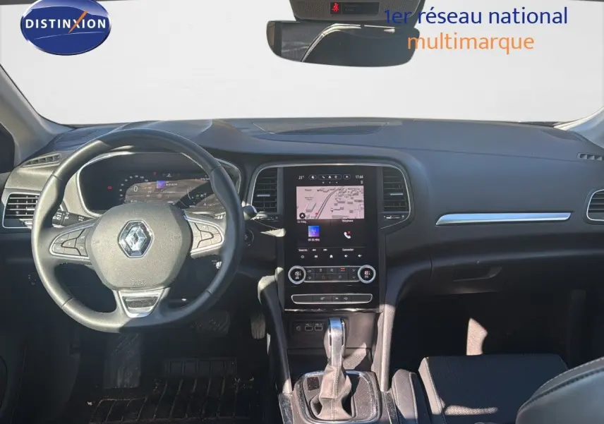 Intérieur de la Renault Mégane Break 2024, vue frontale du tableau de bord avec écran tactile et volant noir.