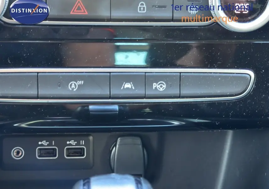 Gros plan sur la console centrale de la Renault Mégane Break gris titanium, montrant les ports USB et commandes d'assistance.