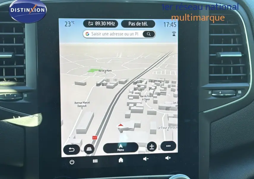 Écran tactile central du tableau de bord de la Renault Mégane Break gris titanium, affichant la navigation GPS en intérieur.
