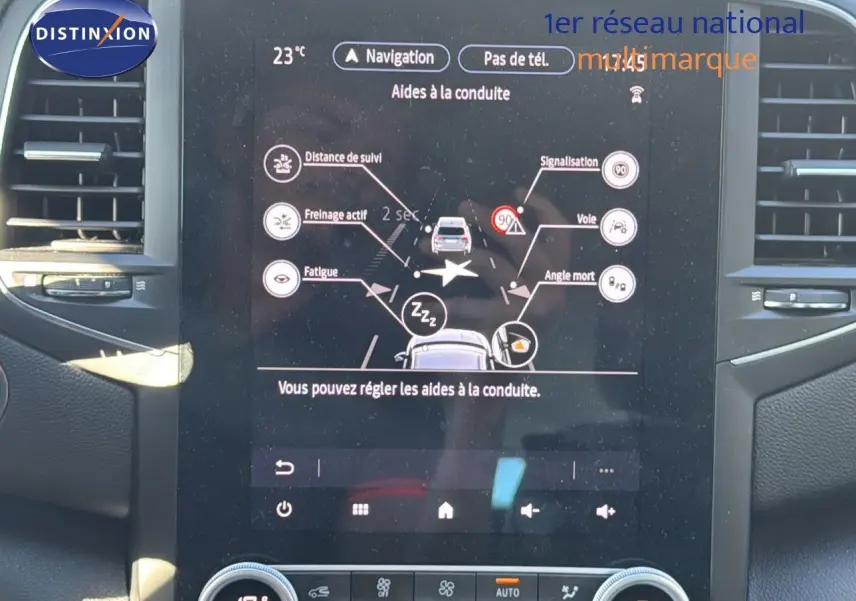 Écran tactile central de la Renault Mégane Break gris titanium montrant les aides à la conduite en mode navigation.