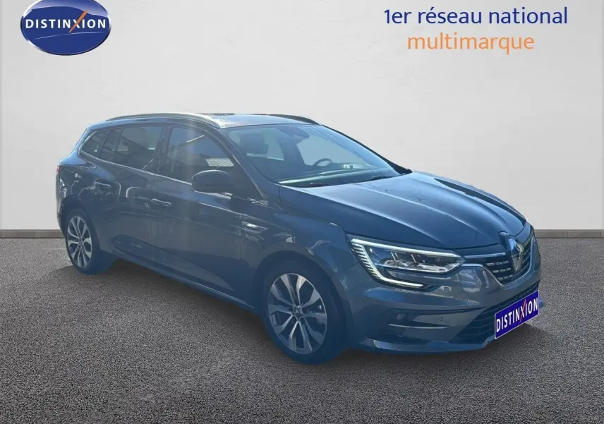 Renault Mégane Break gris titanium métal vue 3/4 avant droit avec feux LED et jantes alliage biton.