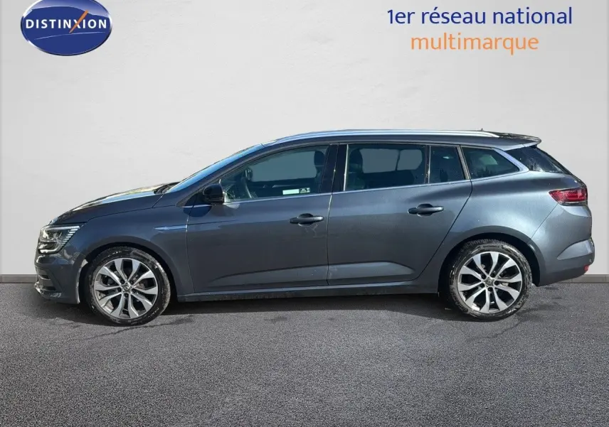 Renault Mégane Break gris titanium métal vue de profil côté gauche sur fond neutre, jantes alliage visibles.