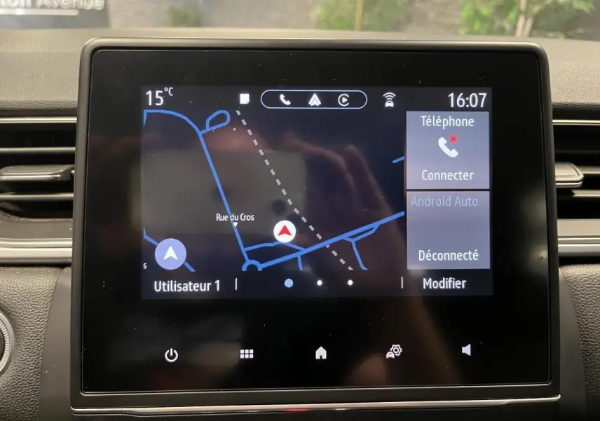 Écran tactile multimédia du Renault Captur 2022 affichant la navigation et options téléphone Android Auto.