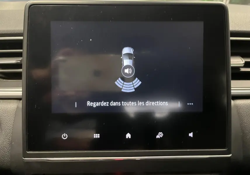 Écran tactile central du tableau de bord du Renault Captur 2022 affichant une alerte de surveillance des alentours.