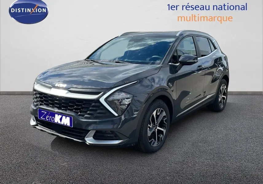 KIA Sportage gris foncé métal en 3/4 avant droit, avec calandre noire et jantes bi-ton distinctives.