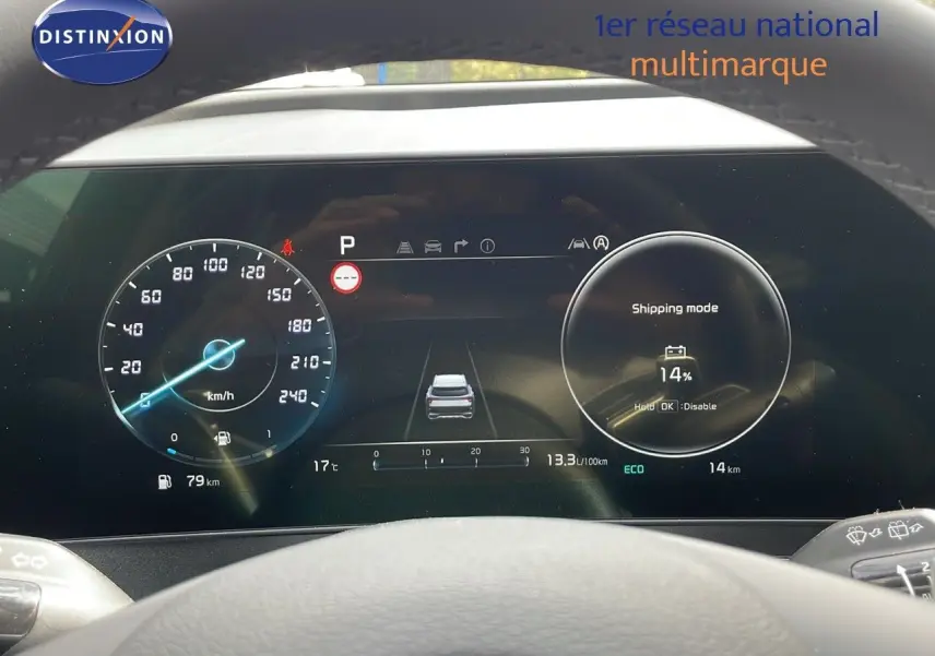 Vue rapprochée du tableau de bord numérique du Kia Sportage 2025, affichant vitesse, autonomie et mode shipping.