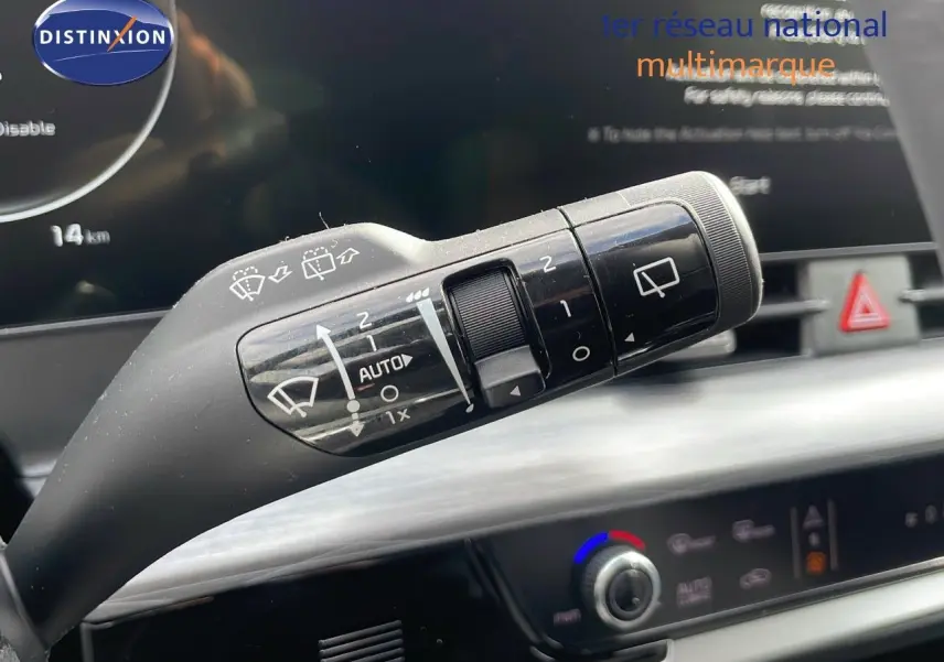 Gros plan sur la commande d'essuie-glace du tableau de bord du KIA Sportage gris foncé 2025, version diesel.